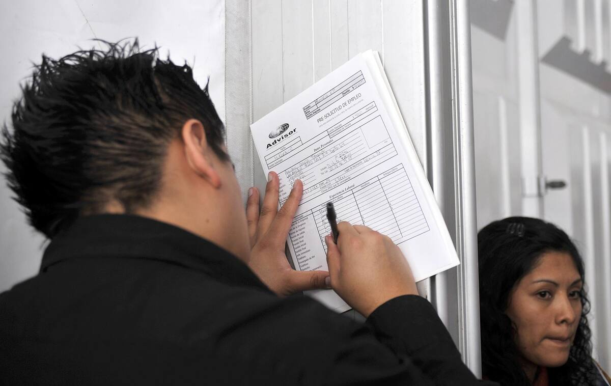 Fotografía de archivo que muestra a una persona llenando una solicitud de empleo en la Ciudad de México (México). EFE/Mario Guzmán