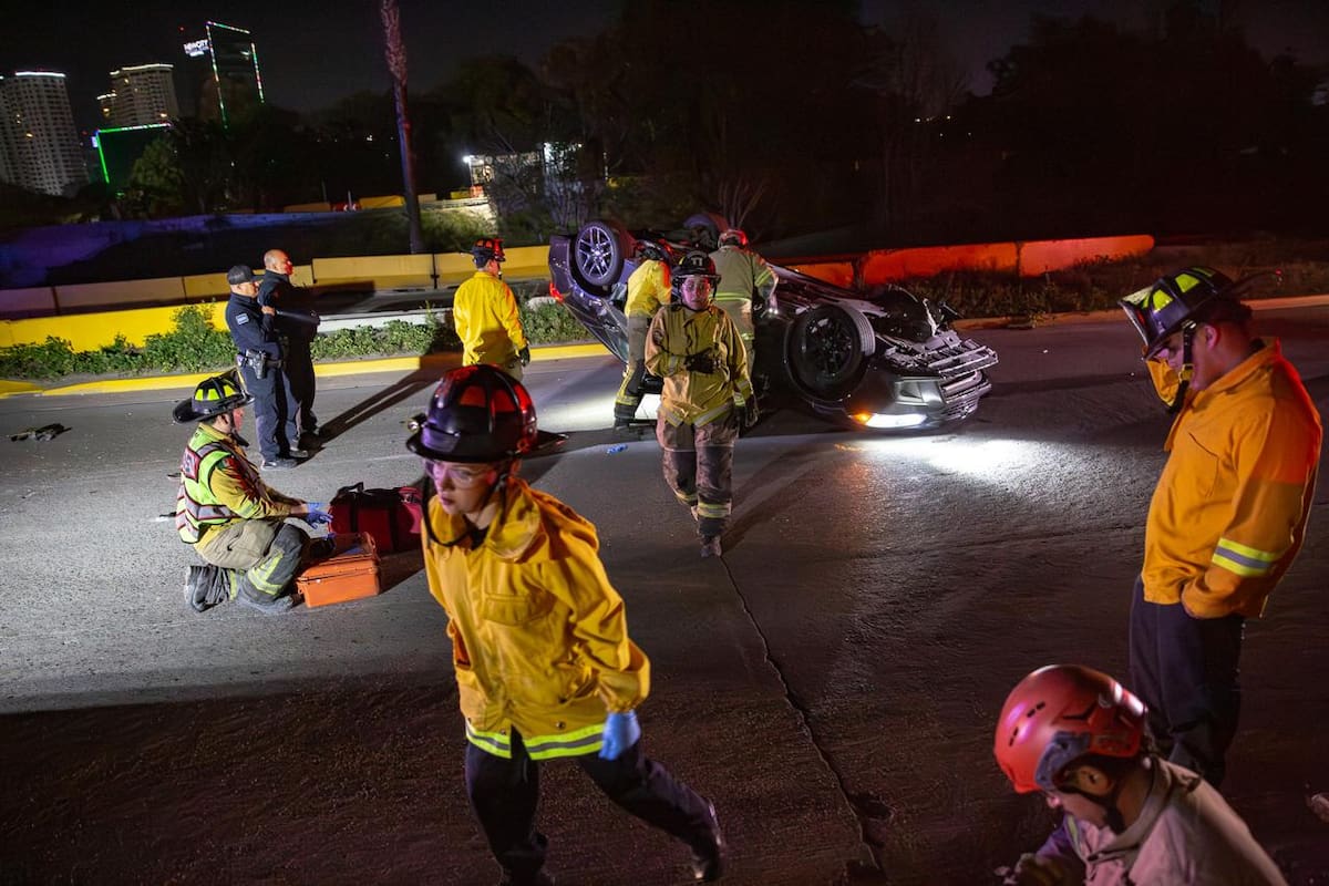 Un grupo de bomberos acudió para sacar a la víctima, la cual había quedado prensada. Foto: Border Zoom