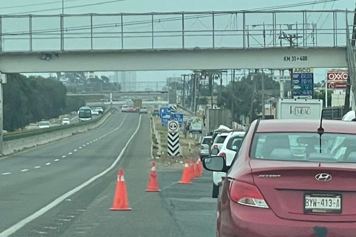 Choque entre sedán y camión revolvedora provoca tráfico lento sobre la carretera escénica