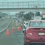 Choque entre sedán y camión revolvedora provoca tráfico lento sobre la carretera escénica