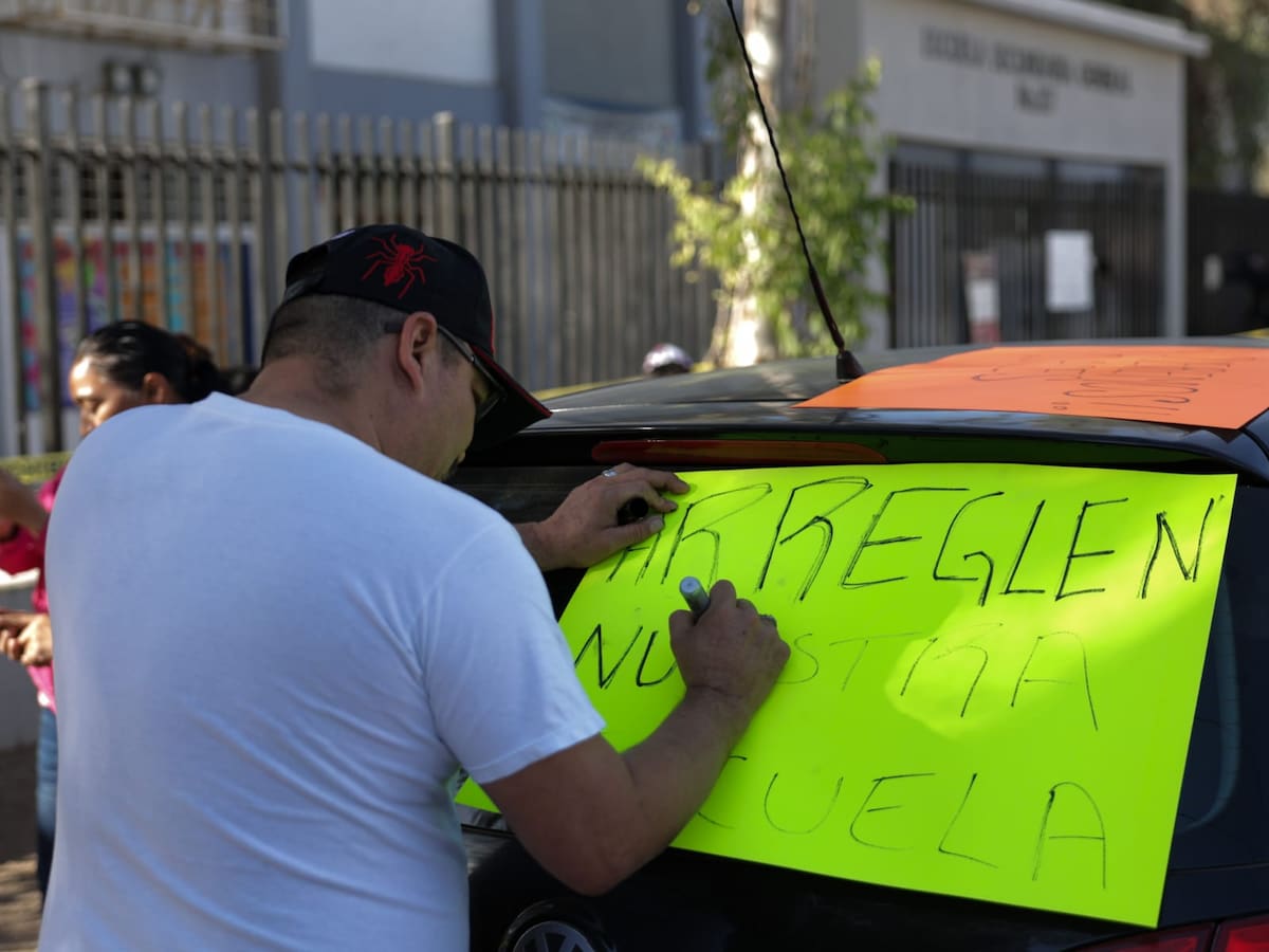 Padres de familia manifiestan la falta de información clara sobre el avance de las reparaciones y una fecha definida para el regreso a clases. Foto: Javier Gallegos