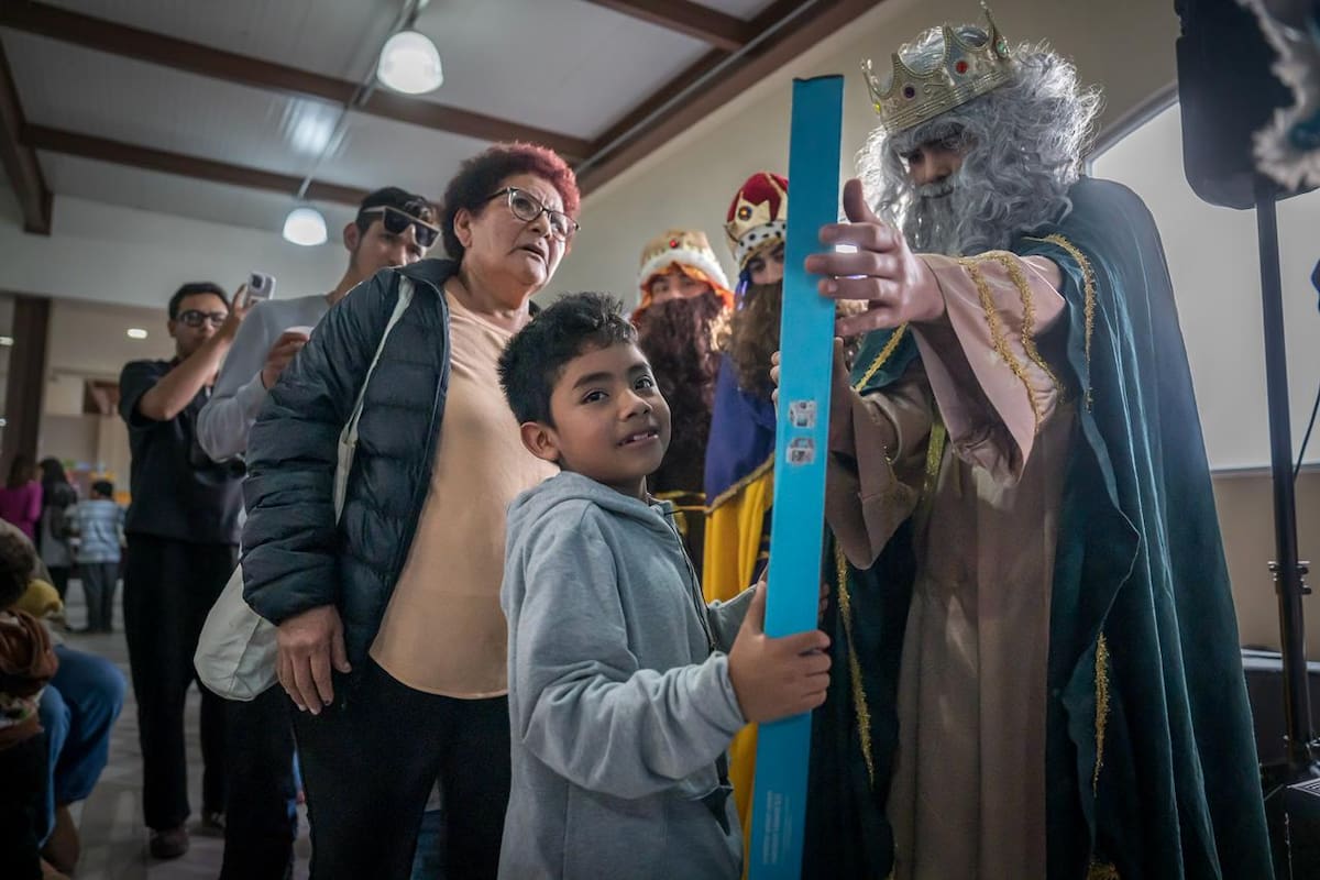 Llegan los Reyes Magos a Playas de Rosarito; obsequian cientos de juguetes a niños