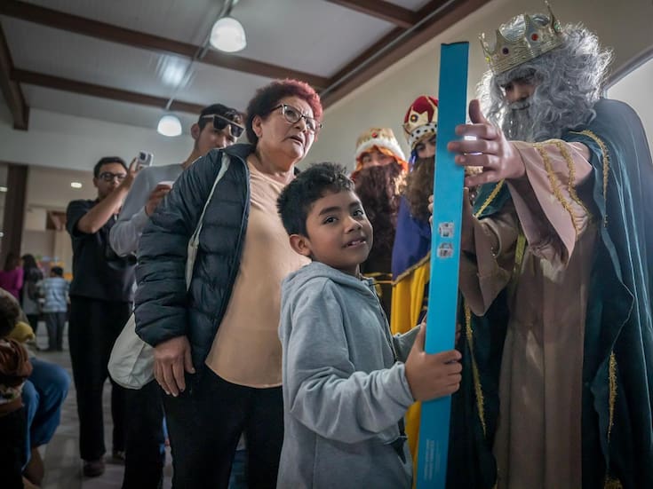 Llegan los Reyes Magos a Playas de Rosarito; obsequian cientos de juguetes a niños