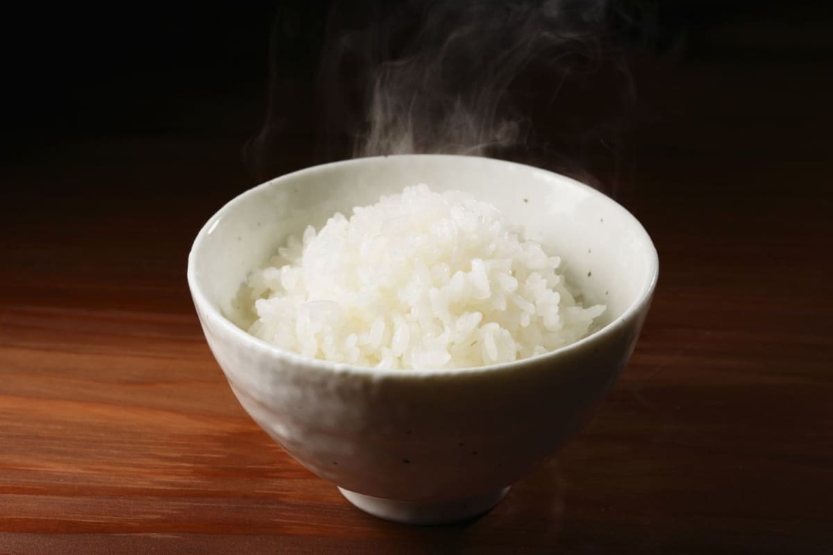 El truco casero para cocinar arroz sin que se pegue y lograr que quede en su punto desde la primera preparación