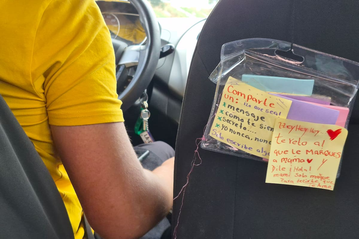 Usuarios dejan mensajes en el auto de un conductor de aplicación