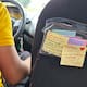 Usuarios dejan mensajes en el auto de un conductor de aplicación
