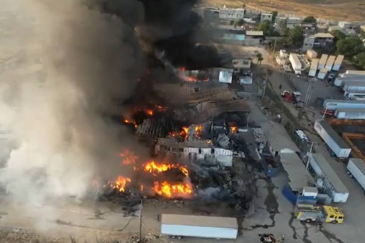 Protección Civil Tijuana recomienda usar cubrebocas tras incendio en recicladora