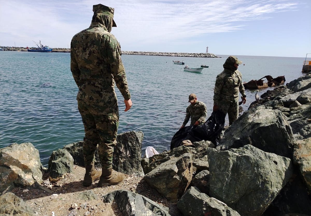 Personal naval, autoridades municipales y miembros de la comunidad realizaron una jornada de limpieza en playas de Isla Cedros, donde retiraron alrededor de cuatro toneladas de basura inorgánica, principalmente vidrios y plásticos. Foto: Cortesía