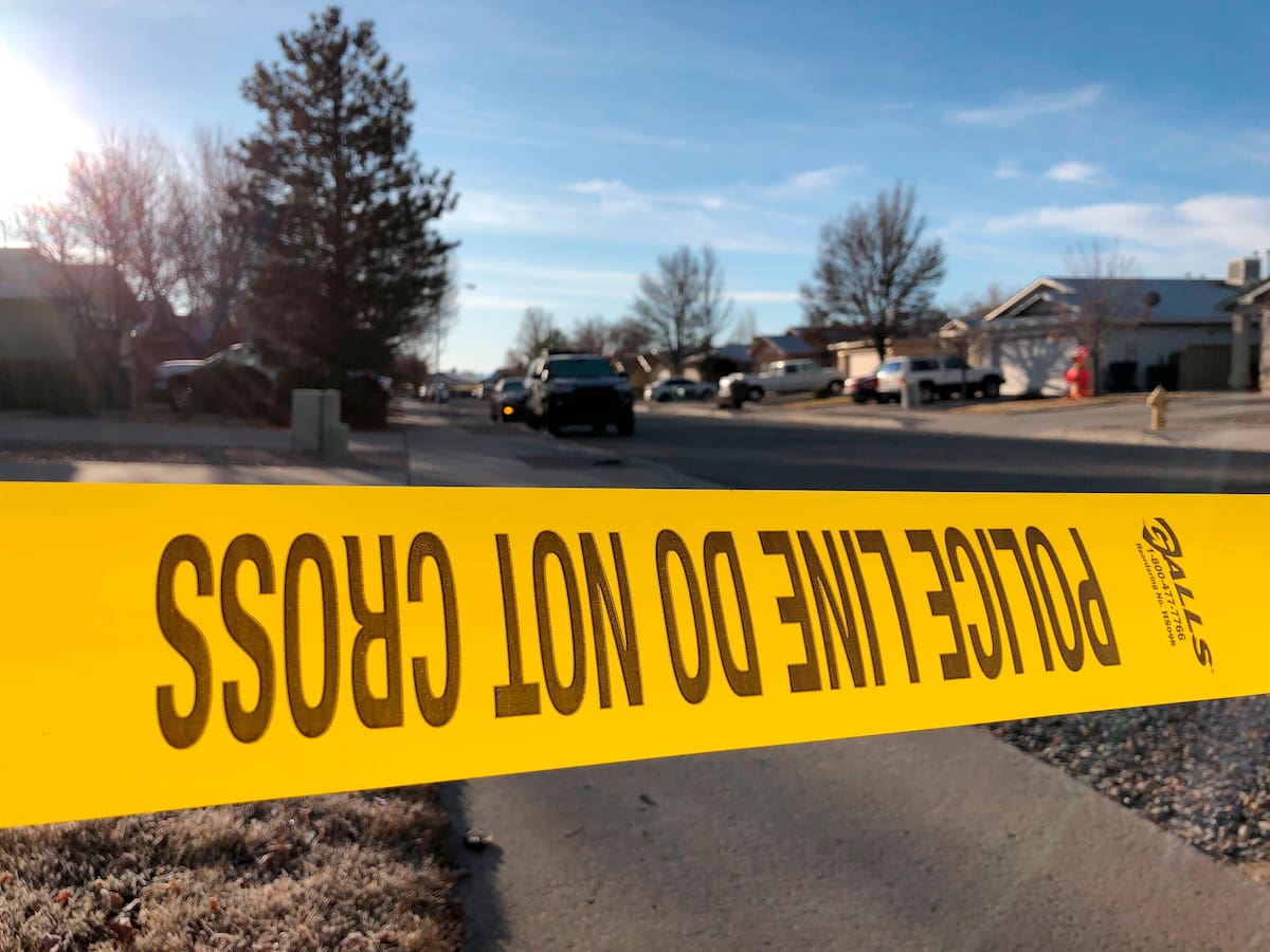 La policía acordona una calle mientras los detectives investigan la muerte de cuatro personas encontradas en Navidad en una casa en Rio Rancho, Nuevo México, el jueves 26 de diciembre de 2019. (AP Foto/Susan Montoya Bryan)