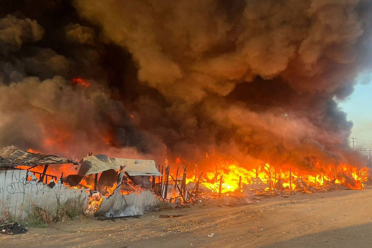 Consume incendio tres naves industriales en Tijuana