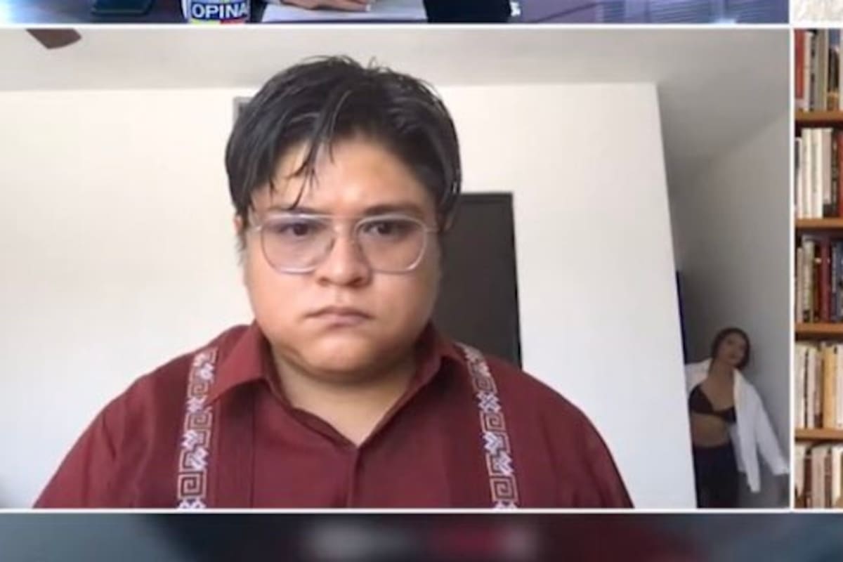 VIDEO: Se “cuela” mujer con poca ropa en transmisión en vivo del politólogo de Morena, Gibrán Ramírez Reyes