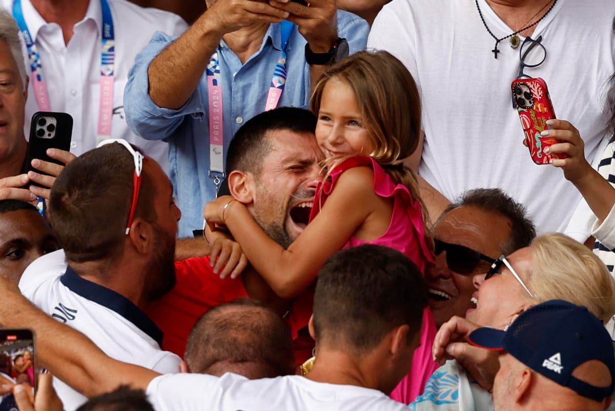 El tenista serbio Novak Djokovic celebra al conseguir la medalla de oro al vencer al español Carlos Alcaraz en la final individual masculina de tenis de los Juegos Olímpicos de París 2024 este domingo, en la capital gala. | Crédito: EFE/Juanjo Martín