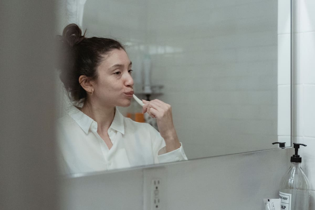 ¿Es mejor cepillarse los dientes antes o después del desayuno? Esto dicen los expertos