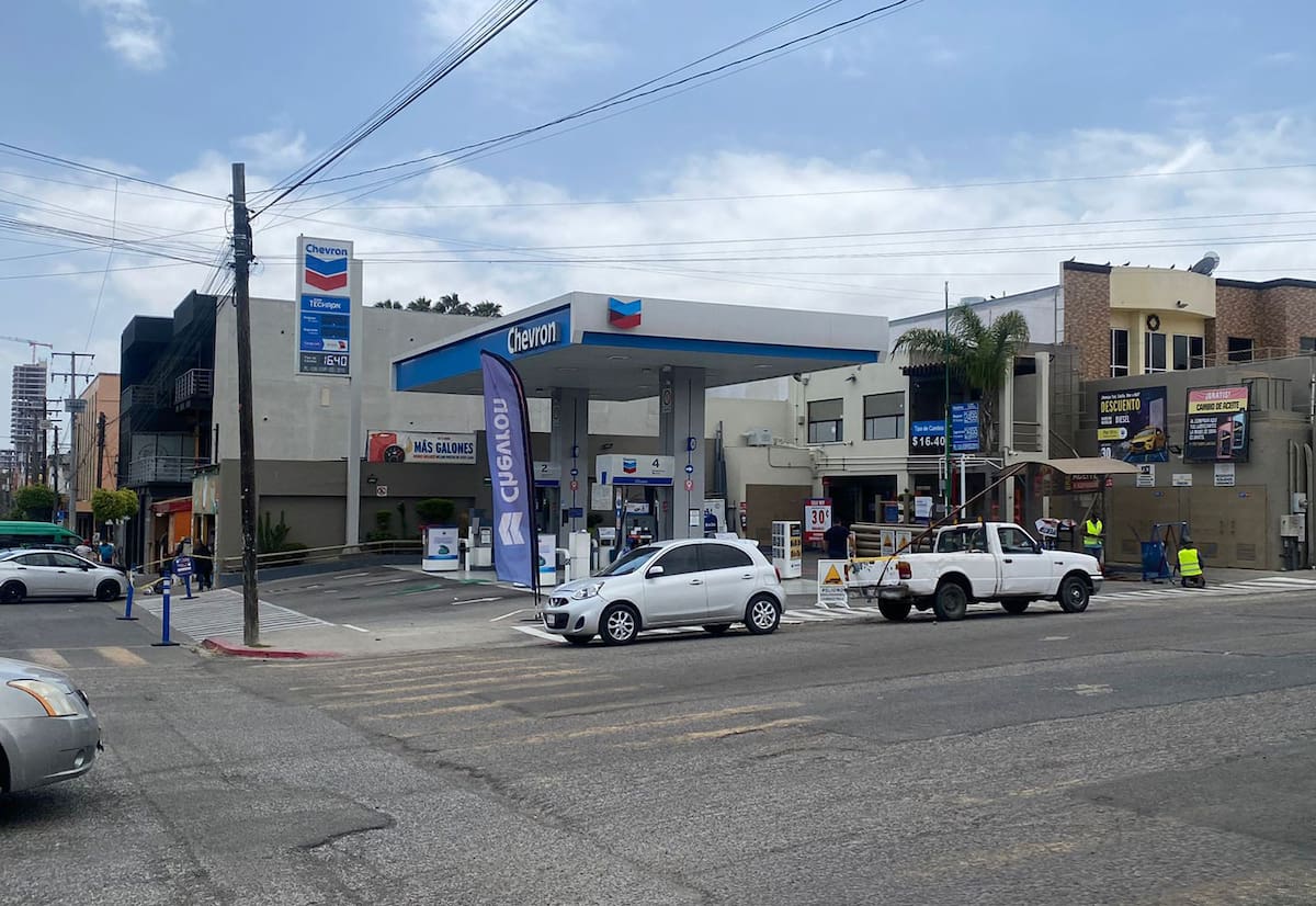 Estación Chevron ubicada sobre la calle Cuarta a espaldas del Parque Teniente Guerrero.