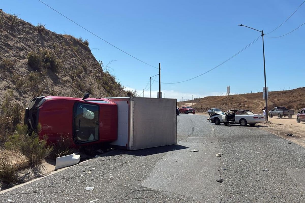 Choque entre sedán y camioneta provoca congestionamiento en Real de Rosarito