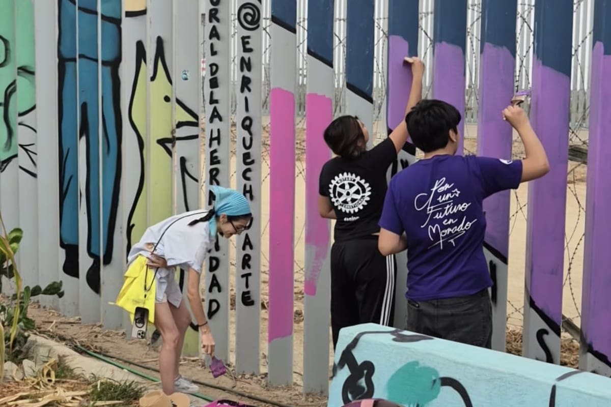 Mujeres buscadoras realizan acción en el muro fronterizo de Playas de Tijuana