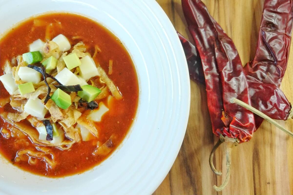 Tradicional sopa de tortilla para fiestas patrias