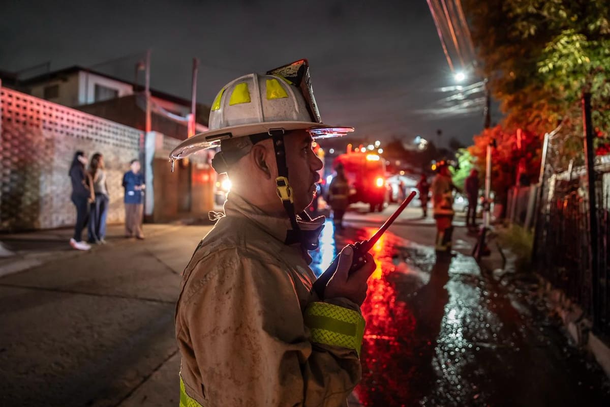 Fuerte incendio consume vivienda en la colonia Hidalgo.