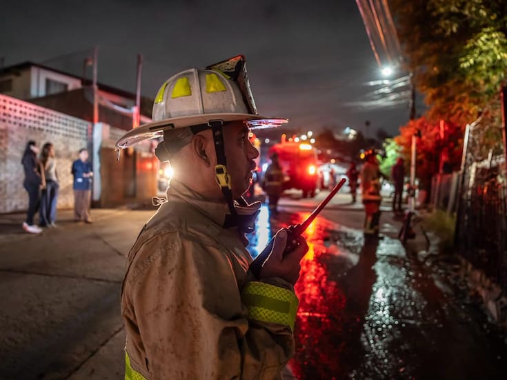 Fuerte incendio consume vivienda en la colonia Hidalgo.