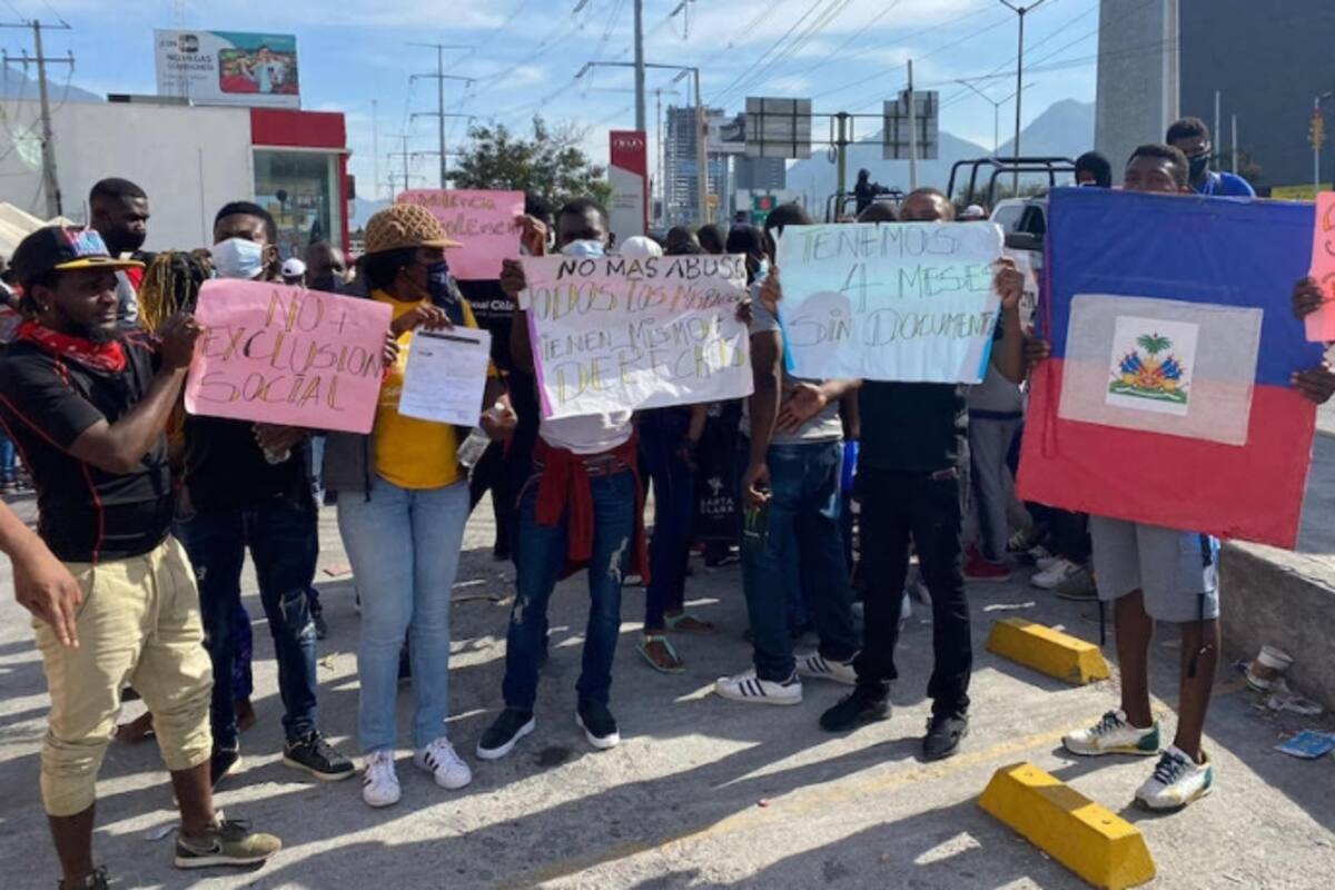 Migrantes haitianos realizan protesta en Nuevo León para exigir permisos de trabajo