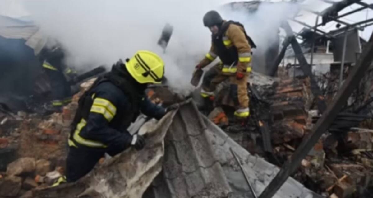 Equipos de bomberos tratando de controlar el incendio que provocó el ataque ruso. / CNN. - Getty Images