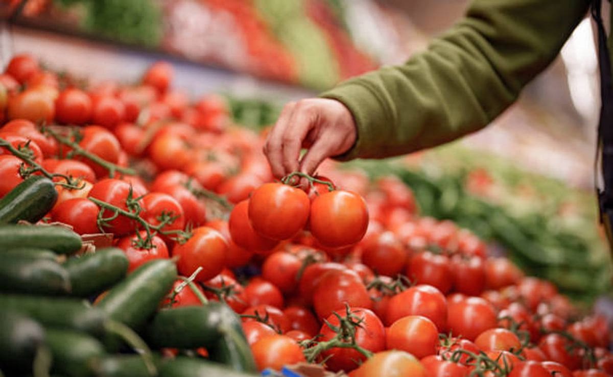 Jitomate sube hasta 55 pesos por kilo: qué está pasando con su precio y por qué pagas mucho más que el productor