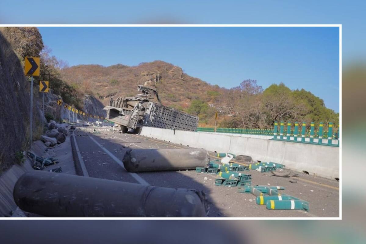 Volcadura de tráiler con gas natural en autopista La Pera-Cuautla