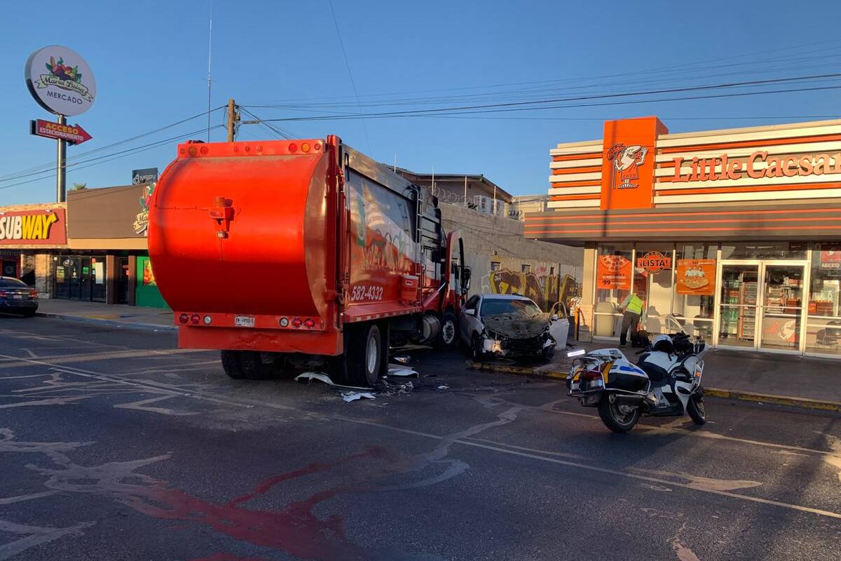 Camión recolector choca frente a pizzería