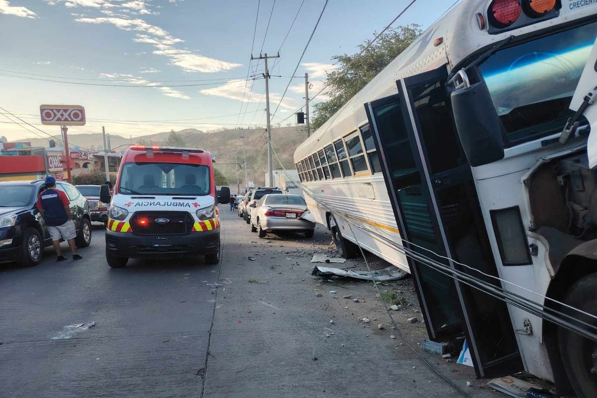 Camión provoca grave accidente en Nogales