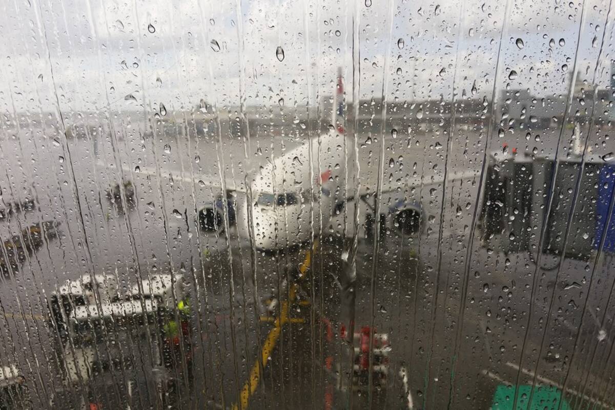Pasajeros a bordo de avión se protegen de 'lluvia' debajo de paraguas