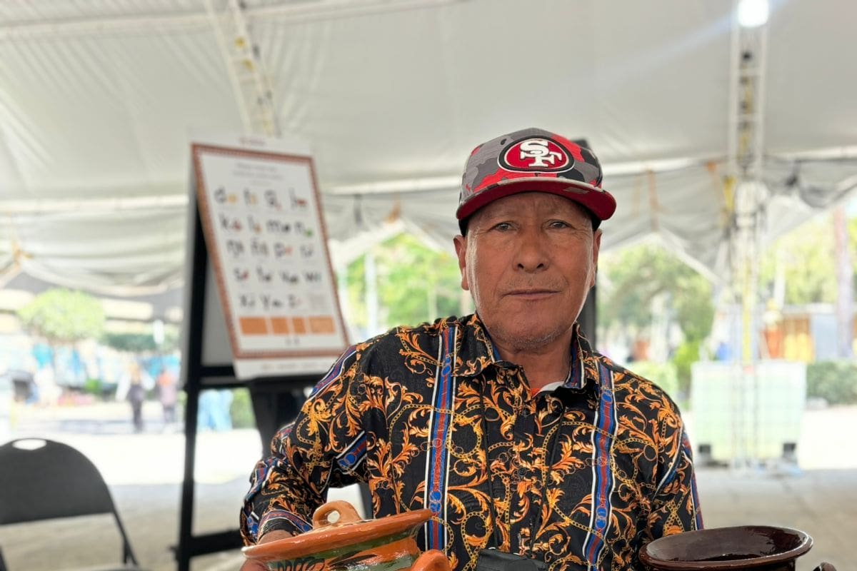 Artesano mazahua mantiene viva la alfarería tradicional en Tijuana