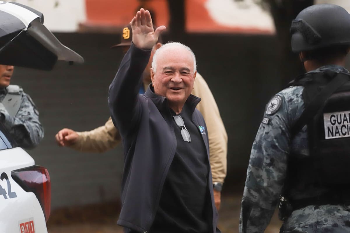 Ernesto Ruffo llega a Ensenada para cumplir prisión domiciliaria tras más de 30 horas de traslado