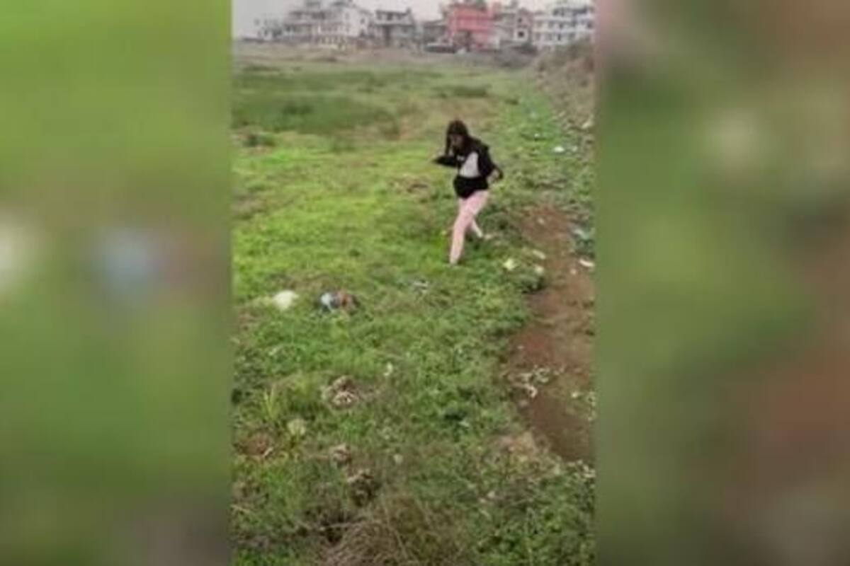 Estas niñas caminan por una tierra que se mueve al pisarla