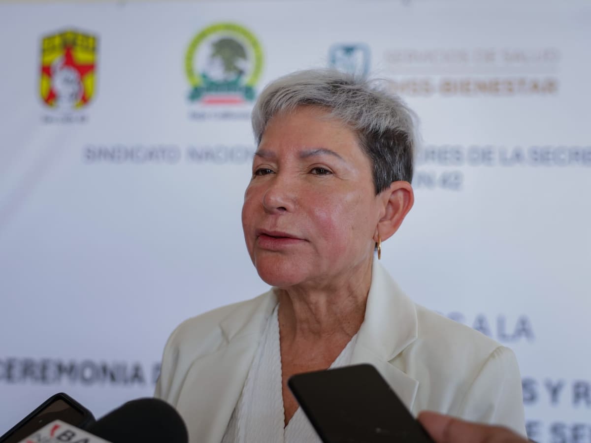La secretaria general de la Sección 42 del SNTSA, Virginia Noriega Ríos, informó que el reconocimiento se entrega año con año a los trabajadores que alcanzan distintas etapas de antigüedad dentro de la dependencia.│Foto: Javier Gallegos