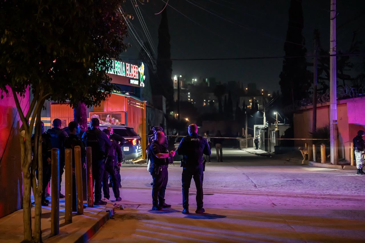 La víctima fue localizada con lesiones por proyectil de arma de fuego dentro de un predio; paramédicos de Cruz Roja intentaron reanimarlo, pero fue declarado sin vida. Foto: Border Zoom