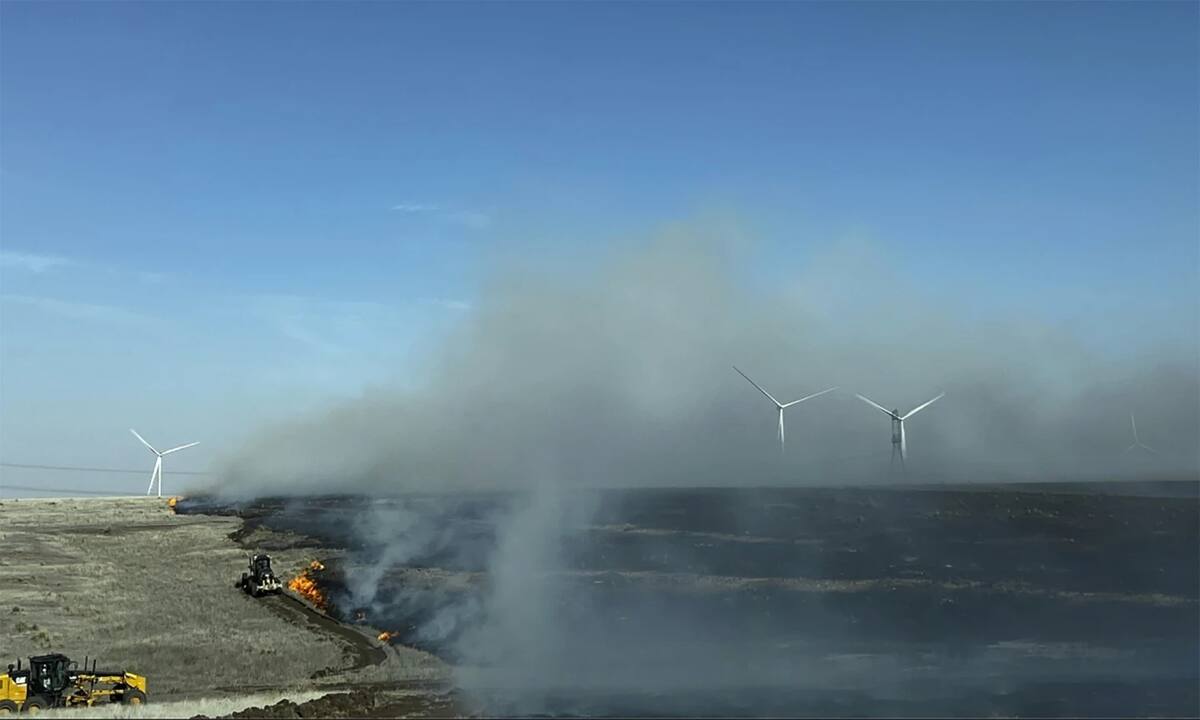Una instalación de armas nucleares se vio obligada a evacuar temporalmente a la mayoría de su personal debido a un incendio forestal de rápido avance en el Panhandle de Texas. Foto: AP