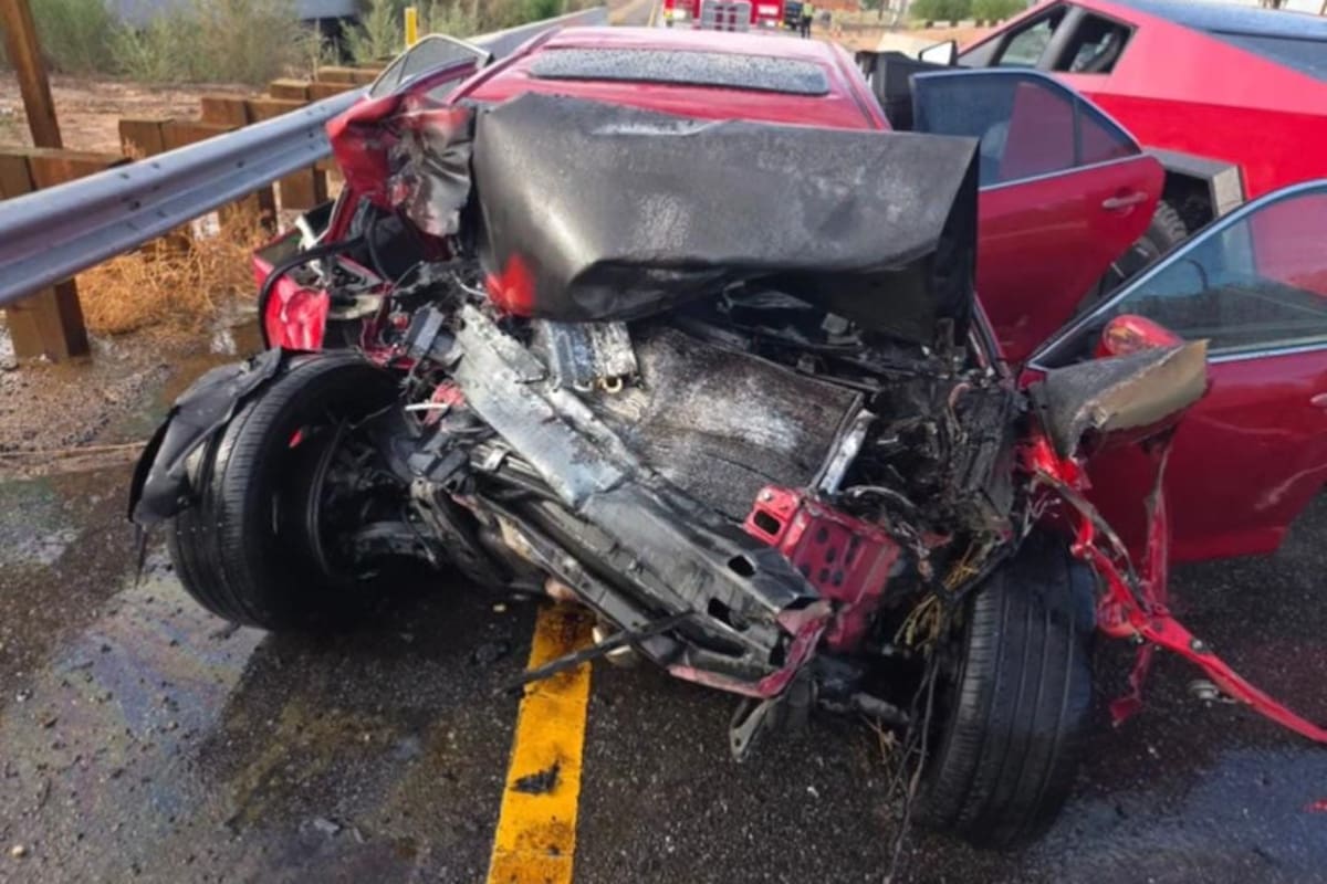 Tractor, Cybertruck y otro vehículo chocan; uno termina en llamas en carretera de Imperial