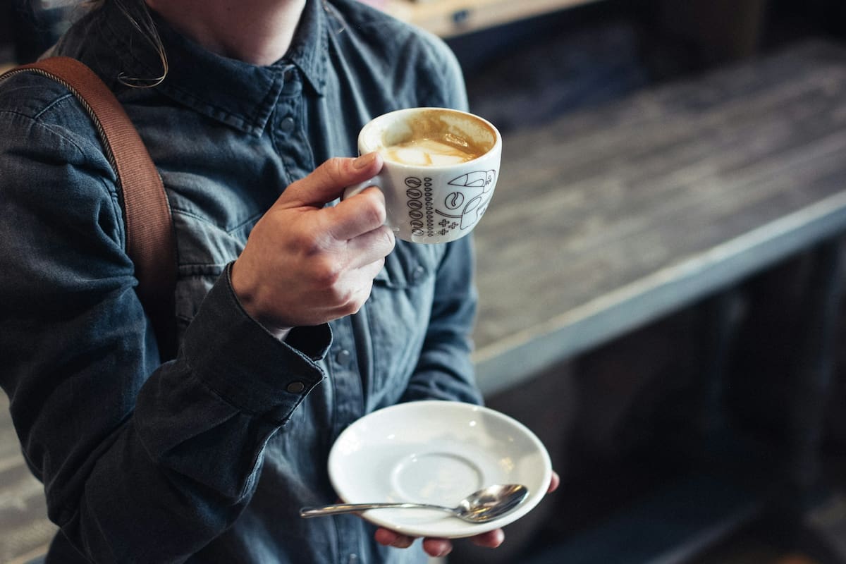 Estudio revela vínculo entre consumo de café y menor mortalidad en pacientes con cáncer intestina