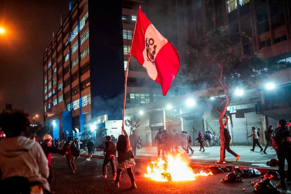 Al menos 74 heridos, entre jóvenes y periodistas, en protestas contra el gobierno en Perú