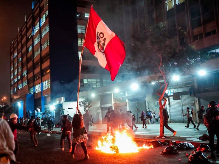 Al menos 74 heridos, entre jóvenes y periodistas, en protestas contra el gobierno en Perú