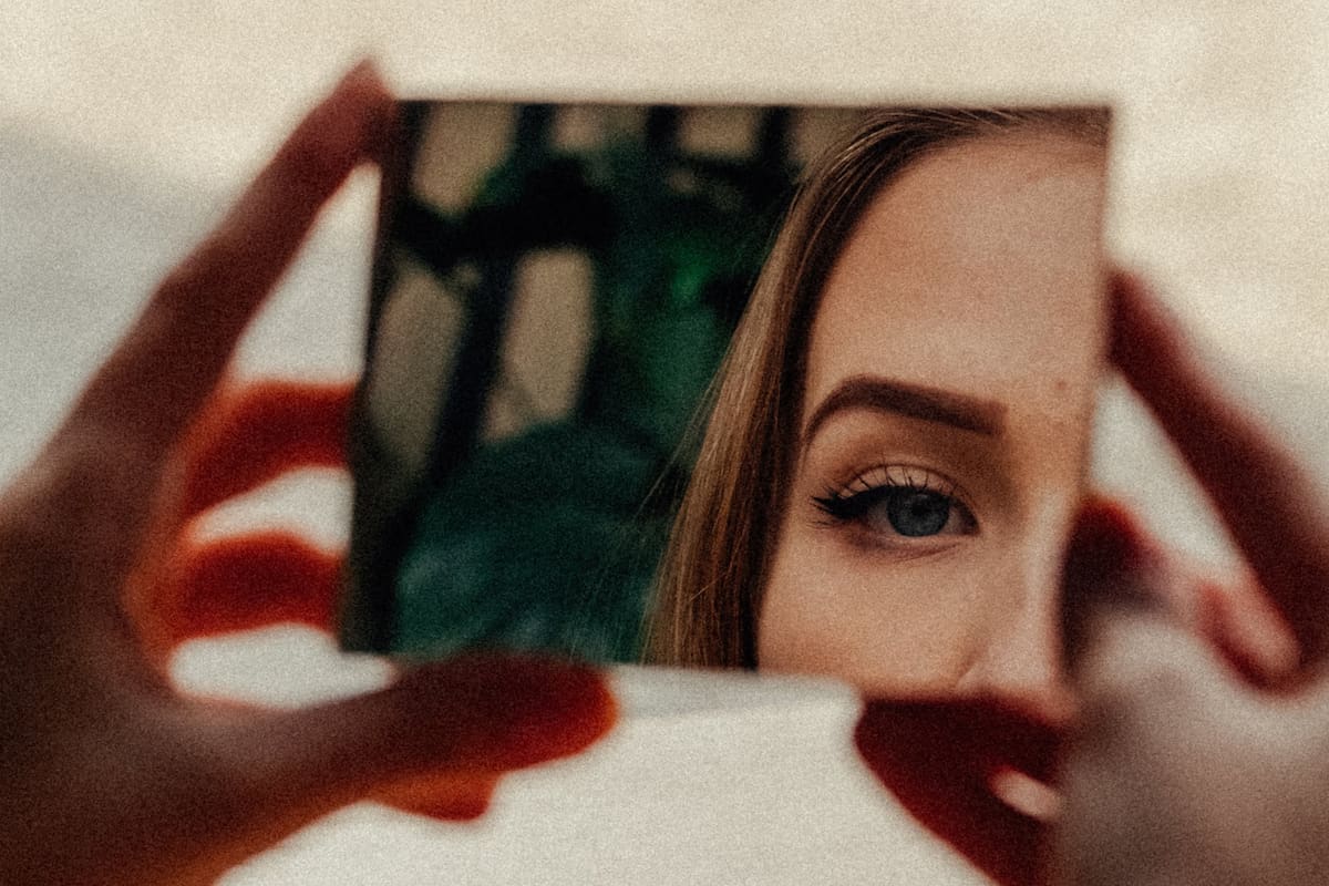 ¿Qué revela una mirada fija? La psicología lo explica