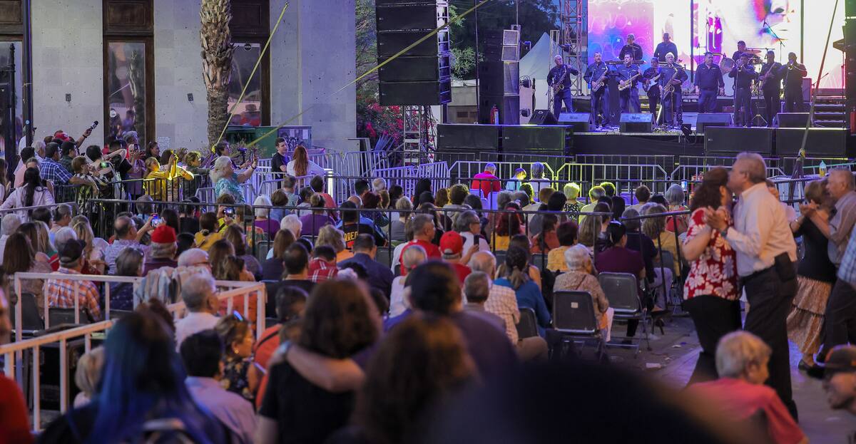 La música de los Hermanos Othon animó a los asistentes a abrir la pista de baile. FOTO: ELEAZAR ESCOBAR