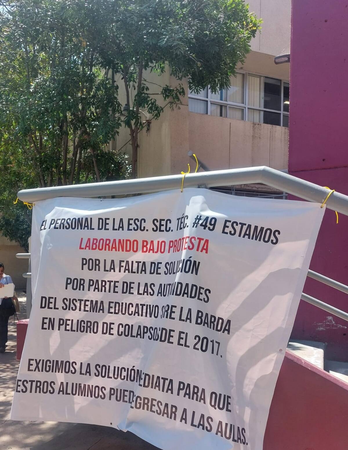 Personal del plantel asegura que labora bajo protesta.