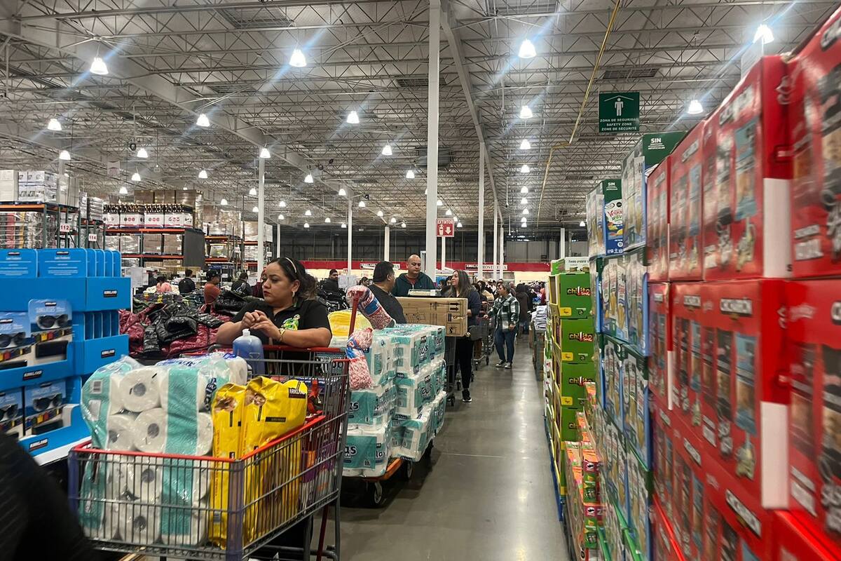 Realizan largas filas para entrar a tiendas