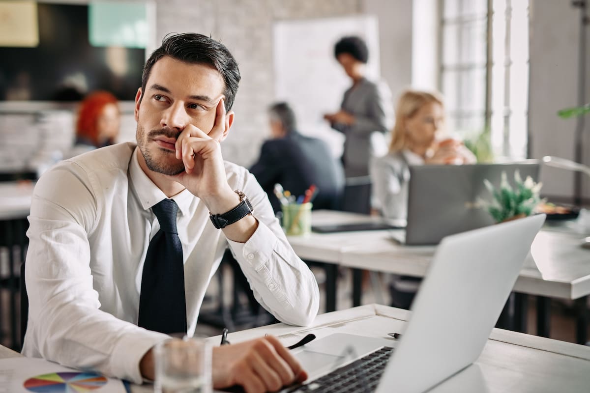 La principal diferencia radica en la estabilidad en el empleo. | Magnific