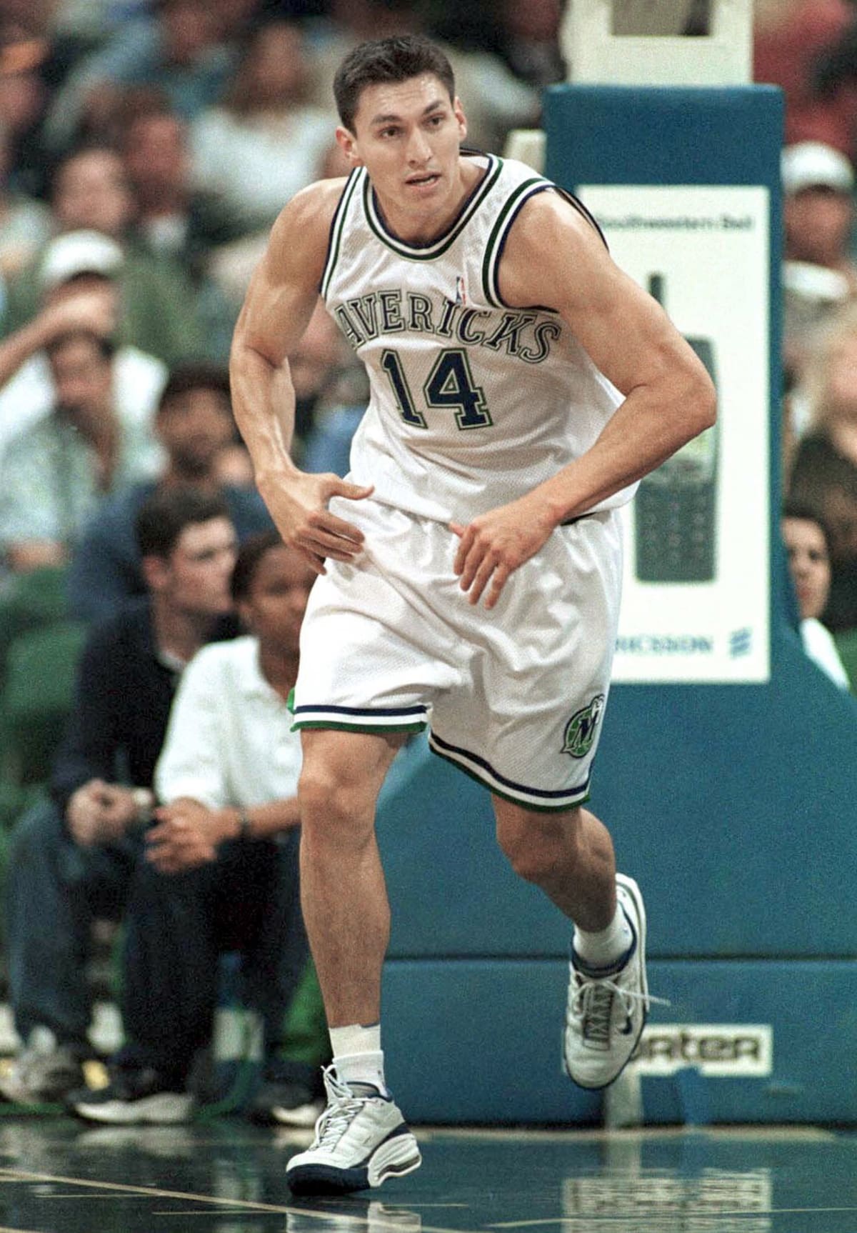 Eduardo Najera con los Mavericks de Dallas. (Foto: Notimex)