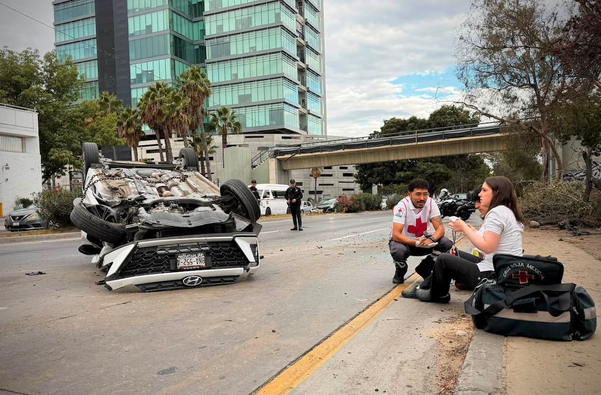 Un vehículo terminó volcado tras un accidente registrado en la Vía Rápida Poniente, en Zona Río. Foto: Border Zoom