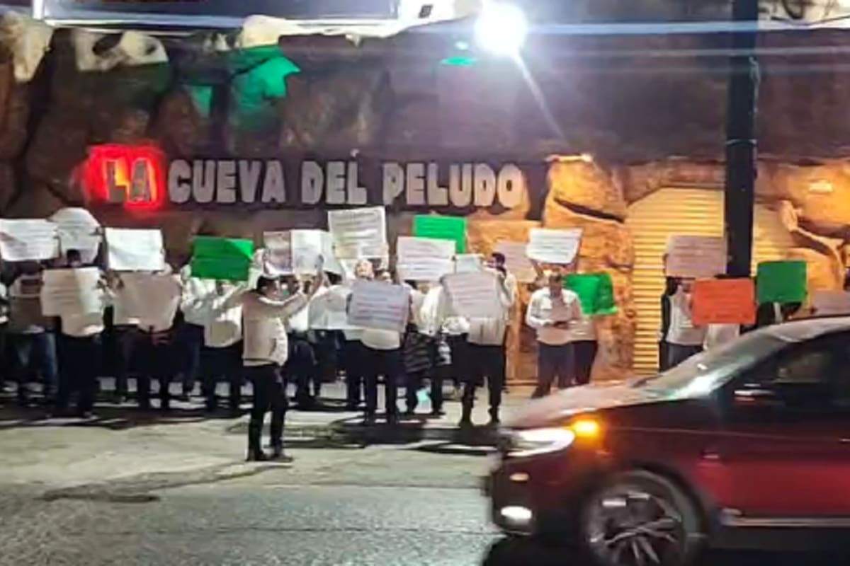 Personal de la Cueva del Peludo se manifiesta afuera de bar