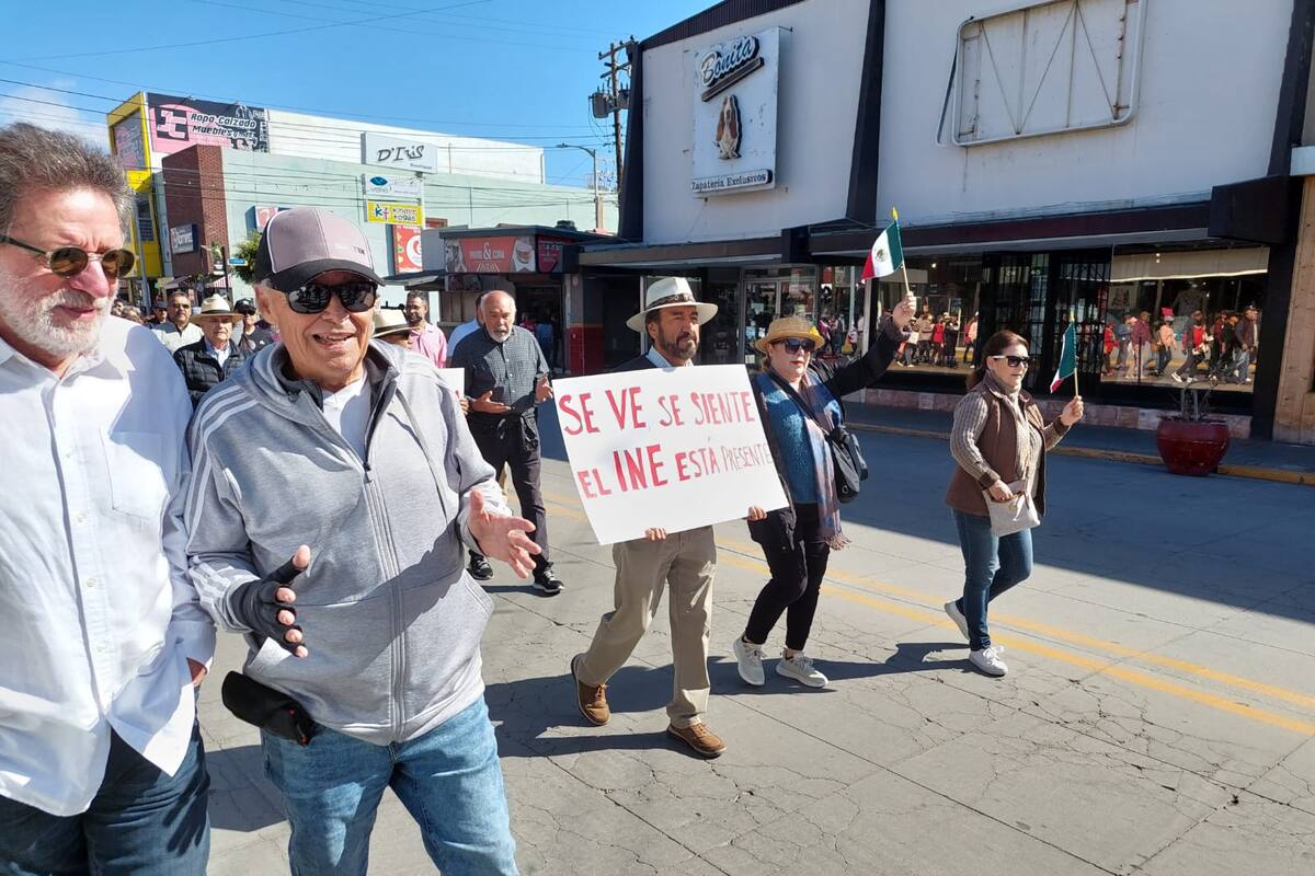 Marchan cientos en defensa del INE en Ensenada