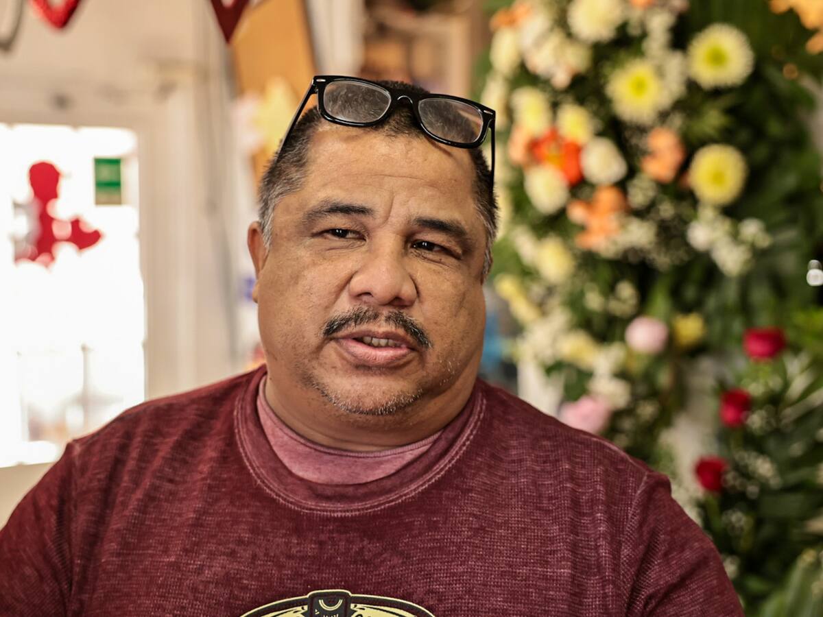 Marco Antonio Ramírez: es  comerciante y cuenta sobre los incrementos en los precios de los flores para este San Valentín. l Foto: Javier Galllegos